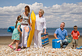 Portrait einer Mehrgenerationenfamilie beim Verlassen des Strandes