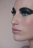 Close up Profil einer schönen jungen Frau mit schwarzem Lidschatten