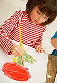 Portrait eines jungen Mädchens beim Malen mit Aquarellfarben