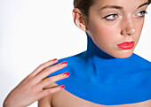 Schöne junge Frau mit Dekolleté, bemalt mit elektrisch blauer Körperfarbe