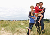 Porträt einer Familie am Strand stehend lächelnd