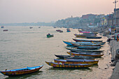Boote auf dem Ganges bei Banaras Ghat, Sonnenaufgang, Varanasi, Uttar Pradesh, Indien