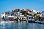 Die Altstadt von Ibiza mit ihrer Burg vom Hafen aus gesehen, UNESCO-Weltkulturerbe, Ibiza, Balearen, Spanien, Mittelmeer, Europa