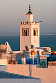 Turm und Dächer von Sidi Bou Said bei Sonnenuntergang vor dem Mittelmeer, Tunis, Tunesien, Nordafrika, Afrika