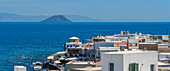 Blick auf das Meer und weiß getünchte Gebäude und Dächer von Mandraki, Mandraki, Nisyros, Dodekanes, Griechische Inseln, Griechenland, Europa