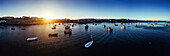 Drohnen-Panoramablick auf den Sonnenuntergang in der Bucht von Cascais, in der Region Lissabon der portugiesischen Riveira, Europa