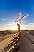 Ätherische Frau bei den Imperial Sand Dunes, Kalifornien, Vereinigte Staaten von Amerika, Nordamerika