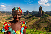 Kapsiki-Stammesmädchen vor der Mondlandschaft von Rhumsiki , Rhumsiki, Mandara-Gebirge, Far North Provinz, Kamerun, Afrika