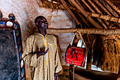 Mann erklärt die Geschichte des Lamido-Palastes, Ngaoundere, Adamawa-Region, Nordkamerun, Afrika