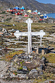 Ein Blick auf den Friedhof in der bunten Stadt Ilulissat, früher Jakobshavn, Westgrönland, Polarregionen