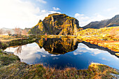 Berge spiegeln sich im unberührten blauen Wasser im Herbst, A i Lofoten, Moskenes, Lofoten Inseln, Nordland, Norwegen, Skandinavien, Europa