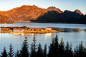 Blick von oben auf die Sildpollnes Kirche auf einer kleinen Insel am Austnesfjord, Svolvaer, Lofoten, Nordland, Norwegen, Skandinavien, Europa