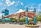 Der Forks Market Plaza, der im Winter zum Schlittschuhlaufen und im Sommer für künstlerische Darbietungen genutzt wird, an den Forks, dem Zusammenfluss von Red und Assiniboine Rivers, im historischen Zentrum von Winnipeg, Manitoba, Kanada, Nordamerika