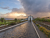 Sonnenuntergang über der Kapelle Ermida de Nossa Senhora do Pranto auf der Insel Sao Miguel, Azoren, Portugal, Atlantik, Europa