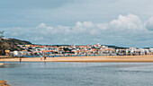Blick auf den Strand von Sao Martinho do Porto, ein breiter weißer Sandstrand, der von Dünen in einer abgelegenen Bucht umgeben ist, Oeste, Portugal, Europa