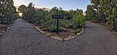 Abzweigungsschild für die Wege zum Angels Window und Cape Royal am Grand Canyon North Rim, Grand Canyon National Park, UNESCO Welterbe, Arizona, Vereinigte Staaten von Amerika, Nordamerika