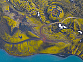 Luftaufnahme einer Drohne von Landmannalaugar an einem Sommertag, Island, Polargebiete