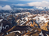 Luftaufnahme mit Drohne von Landmannalaugar an einem Sommertag, Island, Polargebiete