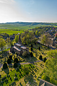 Luftaufnahme der Kirche und des Dorfes Baslow, Peak District National Park, Derbyshire, England, Vereinigtes Königreich, Europa