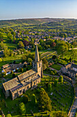 Luftaufnahme von Kirche und Dorf Hathersage, Peak District National Park, Derbyshire, England, Vereinigtes Königreich, Europa