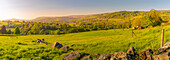 Blick auf die Landschaft in Richtung des Dorfes Hathersage im Frühling, Peak District National Park, Derbyshire, England, Vereinigtes Königreich, Europa