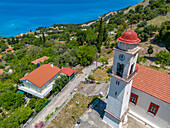 Luftaufnahme der griechisch-orthodoxen Kirche und der Küste bei Zola, Kefalonia, Ionische Inseln, Griechische Inseln, Griechenland, Europa
