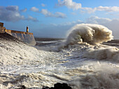 Sturmwellen über Porthcawl Pier, Porthcawl, Südwales, Vereinigtes Königreich, Europa