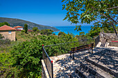 Blick auf einen Sitzplatz mit Blick auf Küste, Meer und Hügel bei Agkonas, Kefalonia, Ionische Inseln, Griechische Inseln, Griechenland, Europa