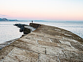 Fotografieren am Ende von The Cobb bei Sonnenuntergang, Lyme Regis, Dorset, England, Vereinigtes Königreich, Europa