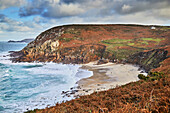Die Klippen und der Sand von Portheras Cove, einem abgelegenen Strand in der Nähe von Pendeen, an den zerklüfteten Atlantikklippen im äußersten Westen von Cornwall, England, Vereinigtes Königreich, Europa