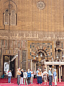 Touristen in der Moschee von Sultan Hassan, erbaut zwischen 1356 und 1363 während der Bahri-Mamlukenzeit, Kairo, Ägypten, Nordafrika, Afrika