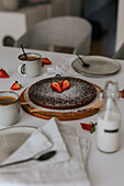 Frisch gebackener Schokoladenkuchen mit Erdbeeren auf dem Tisch