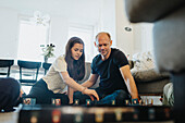 Vater und Tochter spielen gemeinsam Brettspiele