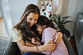 Verliebte Schwestern umarmen sich zu Hause