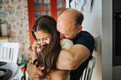 Liebender Vater und Tochter umarmen sich zu Hause
