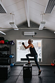 Seitenansicht einer reifen Frau beim Training im Fitnessstudio