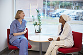 Ärztinnen sitzen im Krankenhaus und reden miteinander