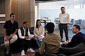 Gruppe von Geschäftsleuten bei einer Besprechung in der Lobby