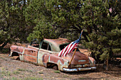 Eine amerikanische Flagge auf einer alten Schrottkarosserie aus den 1950er Jahren in der Nähe von Torrey, Utah.