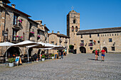 "Ainsa, eines der schönsten Dörfer Spaniens, war die Hauptstadt des alten Königreichs Sobrarbe und wurde später im 11. Jahrhundert in das Königreich Aragon eingegliedert; es ist ein großartiges Beispiel für mittelalterliche Stadtentwicklung"