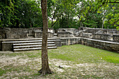 Die Strukturen A3 und A2 auf der Plaza A im Wohnkomplex in den Maya-Ruinen im archäologischen Reservat Cahal Pech, Belize.