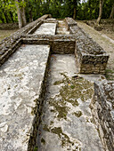 Struktur F2 zwischen Plazas F & G in den Maya-Ruinen im archäologischen Reservat von Cahal Pech, San Ignacio, Belize.