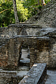 Kragbogentüren zwischen den Räumen der Plaza E und Plaza D in den Maya-Ruinen im archäologischen Reservat von Cahal Pech, Belize.