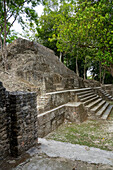 Pyramide A1 auf der Plaza A im Wohnkomplex in den Maya-Ruinen im archäologischen Reservat Cahal Pech, San Ignacio, Belize.
