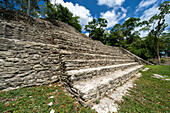 Steile Treppe der Pyramide / Struktur B1 auf Plaza B in den Maya-Ruinen im archäologischen Reservat von Cahal Pech, San Ignacio, Belize.