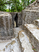 Ein Kragsteinbogen-Durchgang durch die Struktur A6 zur Plaza F in den Maya-Ruinen im archäologischen Reservat Cahal Pech, Belize.