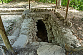 Grab H2 in Plaza H in den Maya-Ruinen im archäologischen Reservat von Cahal Pech, Belize.