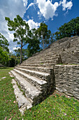 Steile Treppe der Pyramide / Struktur B1 auf Plaza B in den Maya-Ruinen im archäologischen Reservat von Cahal Pech, San Ignacio, Belize.
