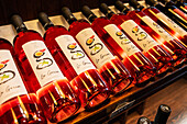 Innenansicht des Ladens der Weinkellerei La Geria. La Geria, Lanzarotes wichtigste Weinregion, Kanarische Inseln, Spanien