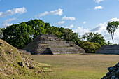 Tempel / Struktur A3 über Plaza A mit Struktur A2 rechts. Archäologisches Reservat Altun Ha, Belize.
